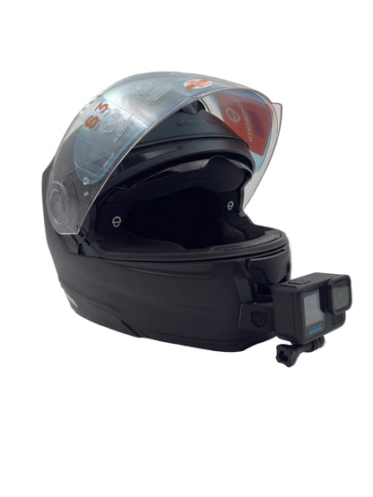 Toimintakamera Schuberth S3 -kypärän leukakiinnikkeessä, sivukuva | Action camera on Schuberth S3 helmet chin mount, side view