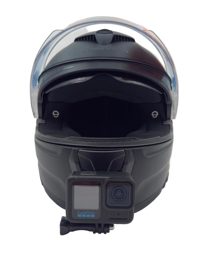 Toimintakamera Schuberth S3 -kypärän leukakiinnikkeessä edestä | Action camera on Schuberth S3 helmet chin mount, front view