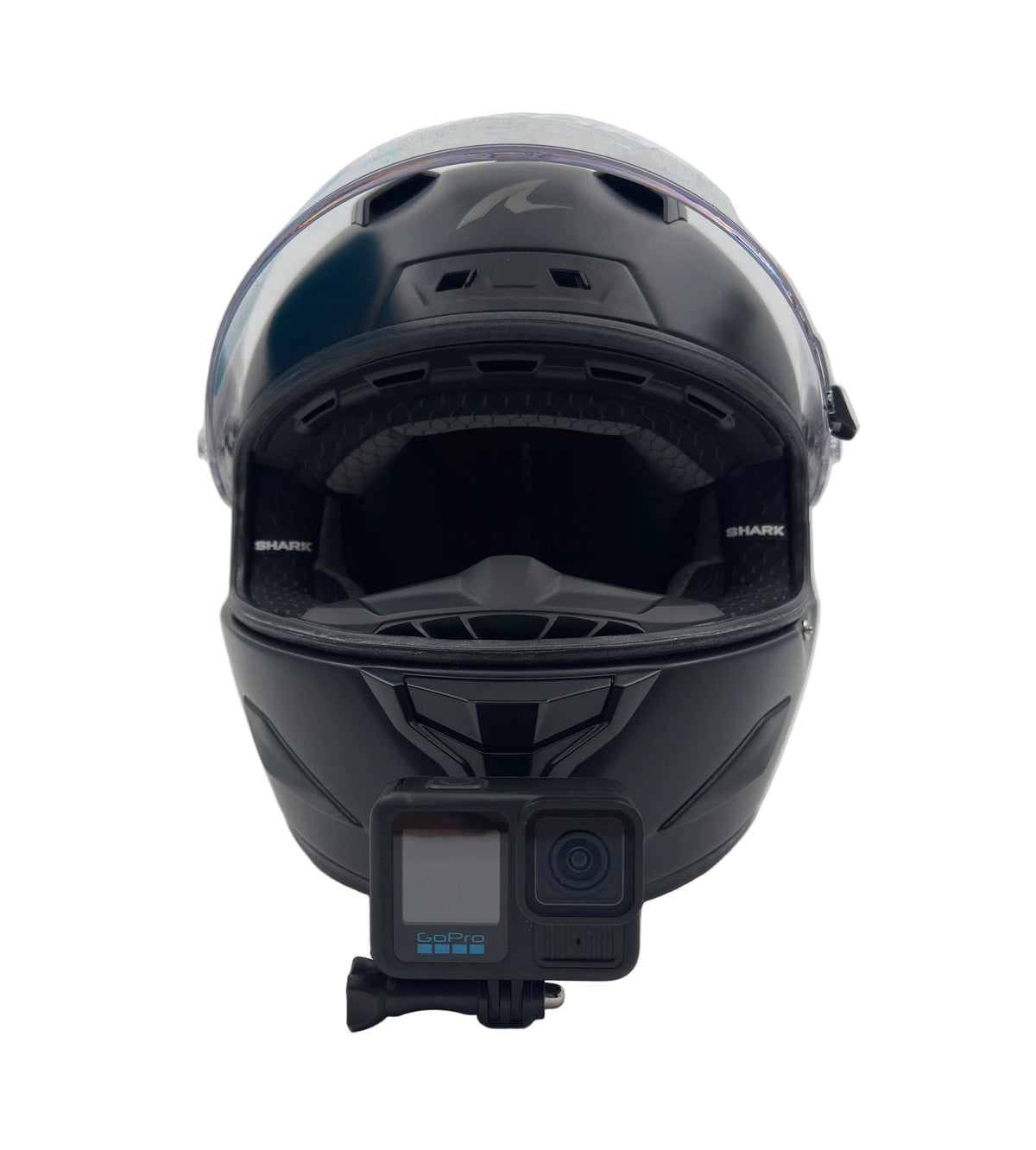 Toimintakamera Shark Aeron / Aeron-GP -kypärän leukakiinnikkeessä edestä | Action camera on Shark Aeron / Aeron-GP helmet chin mount, front view
