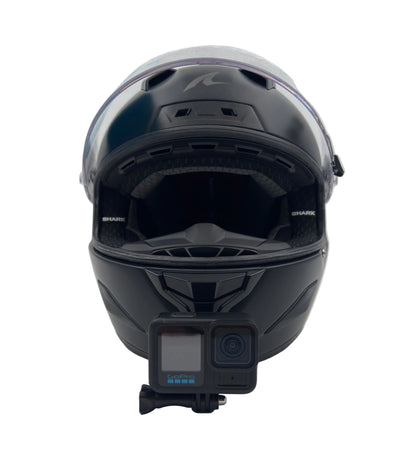 Toimintakamera Shark Aeron / Aeron-GP -kypärän leukakiinnikkeessä edestä | Action camera on Shark Aeron / Aeron-GP helmet chin mount, front view